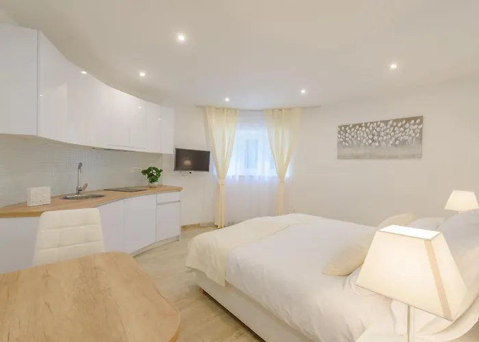 And By The Sea - 15298 Pensionat 3*